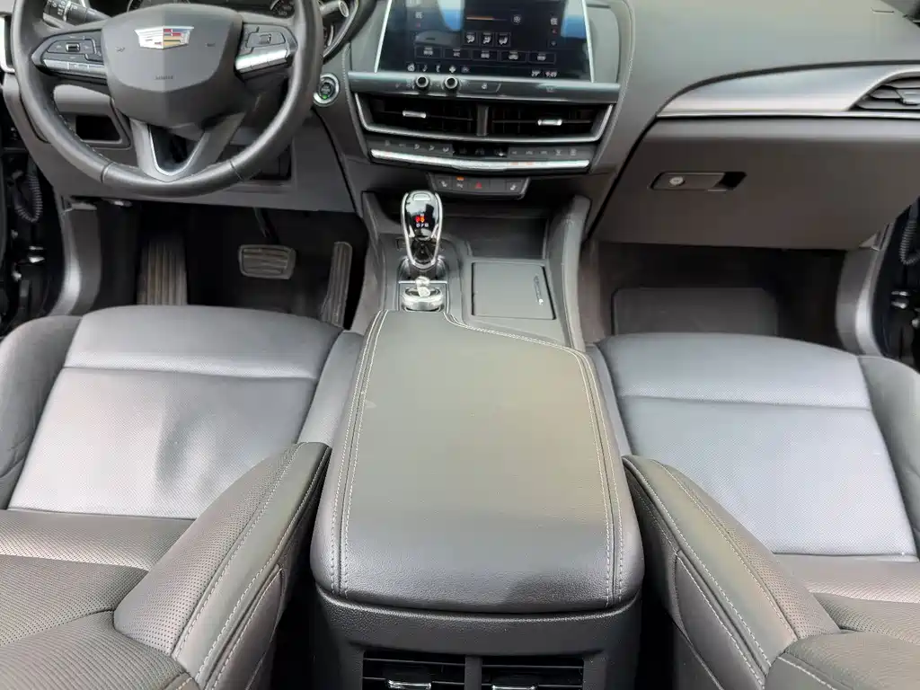 Cadillac CT5 — фото 29