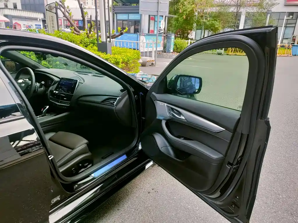 Cadillac CT5 — фото 29