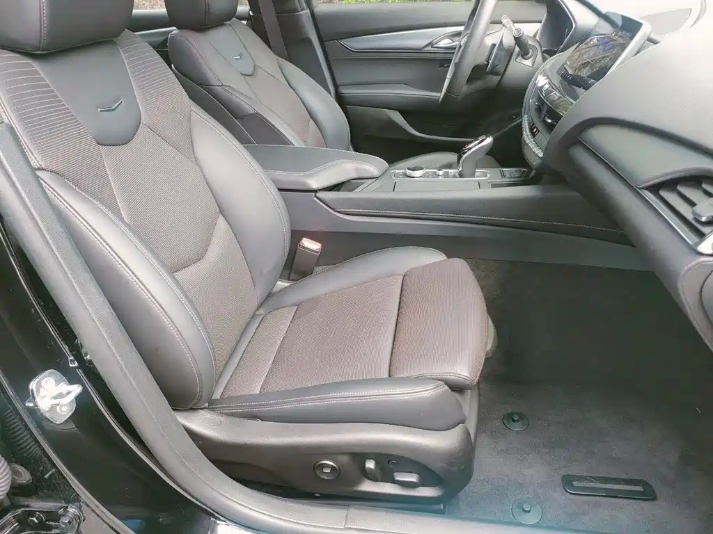 Cadillac CT5 — фото 31