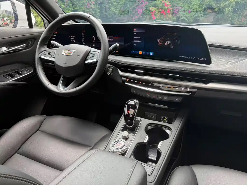 Cadillac XT4 — фото 6
