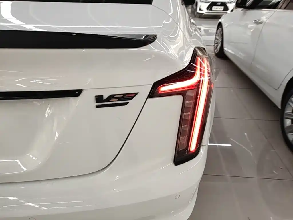 Cadillac CT5 — фото 8