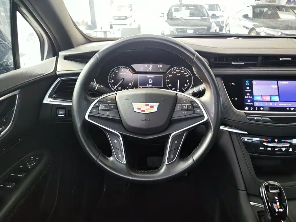Cadillac XT5 — фото 11