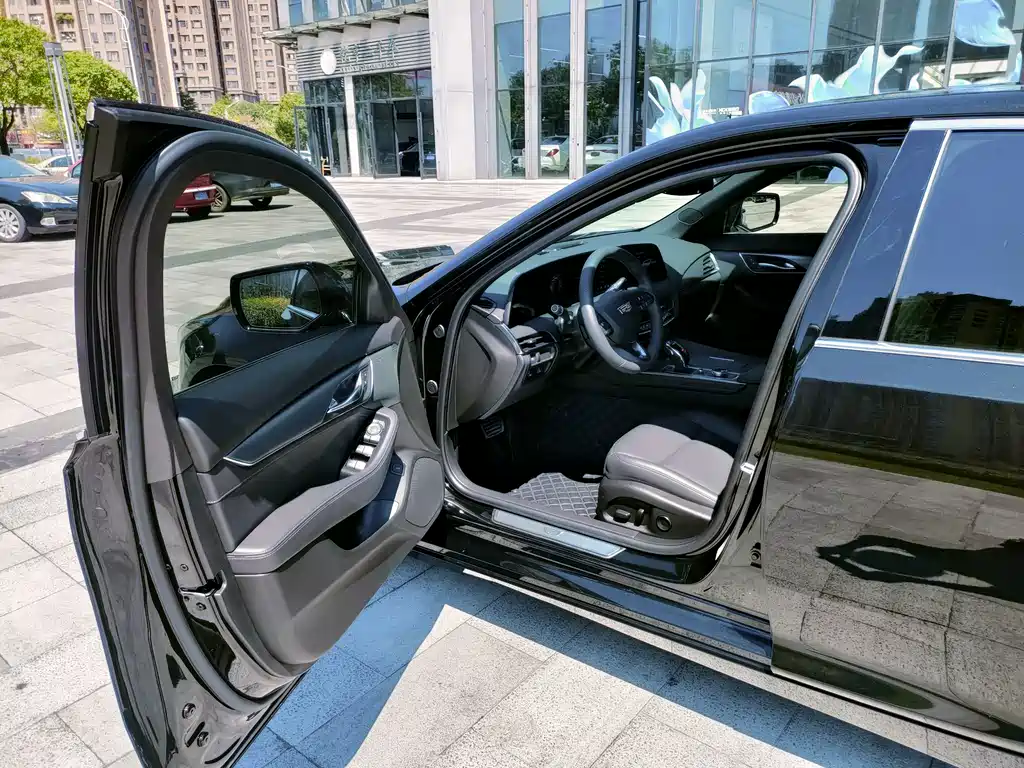 Cadillac CT5 — фото 11