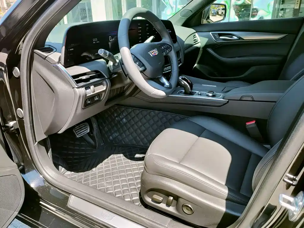 Cadillac CT5 — фото 14