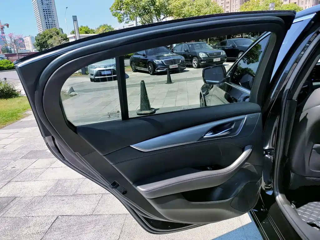 Cadillac CT5 — фото 19
