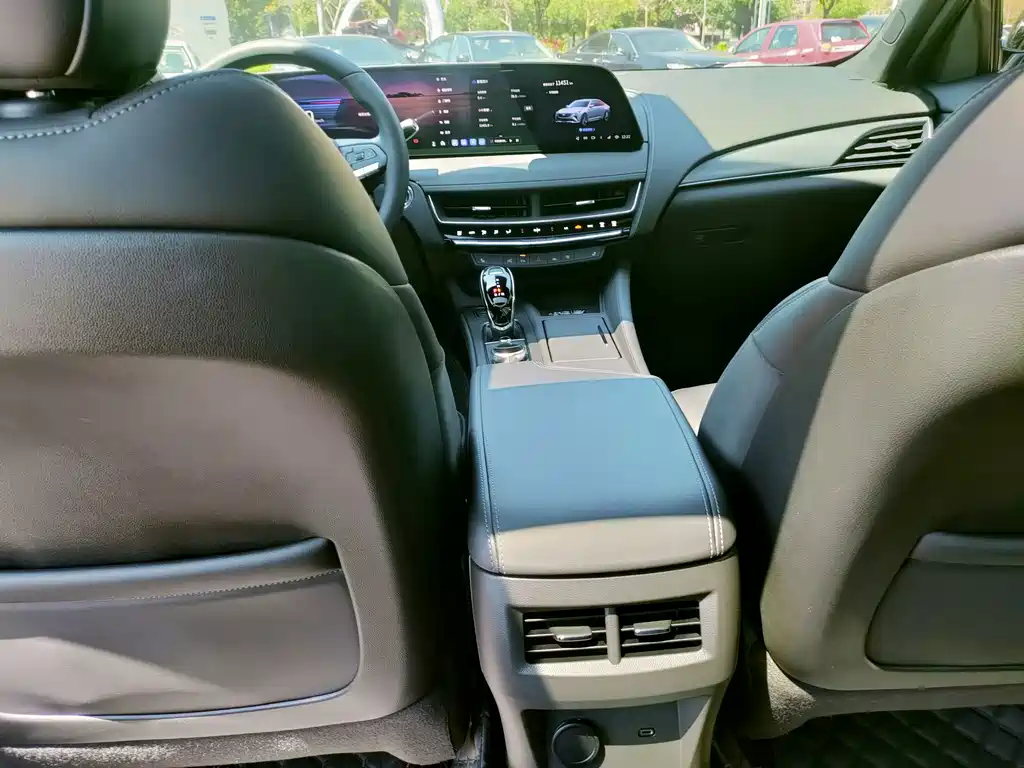 Cadillac CT5 — фото 22