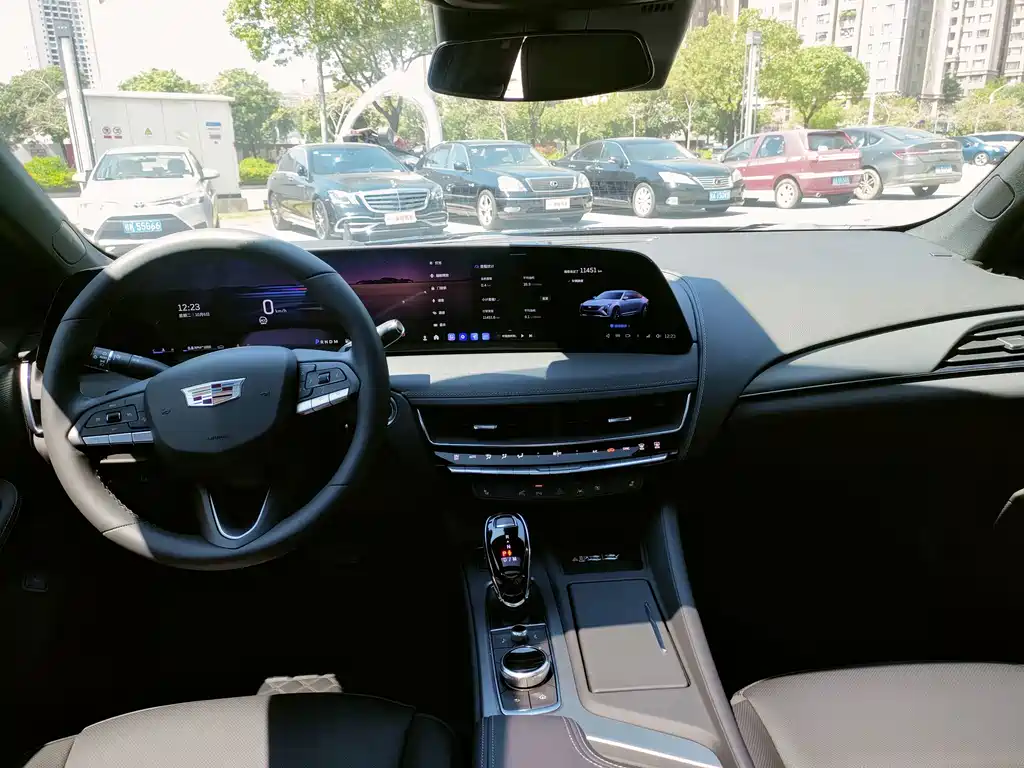 Cadillac CT5 — фото 23