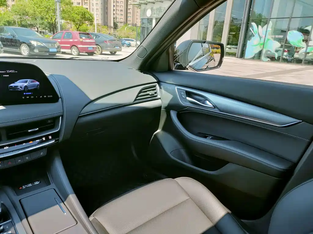 Cadillac CT5 — фото 25