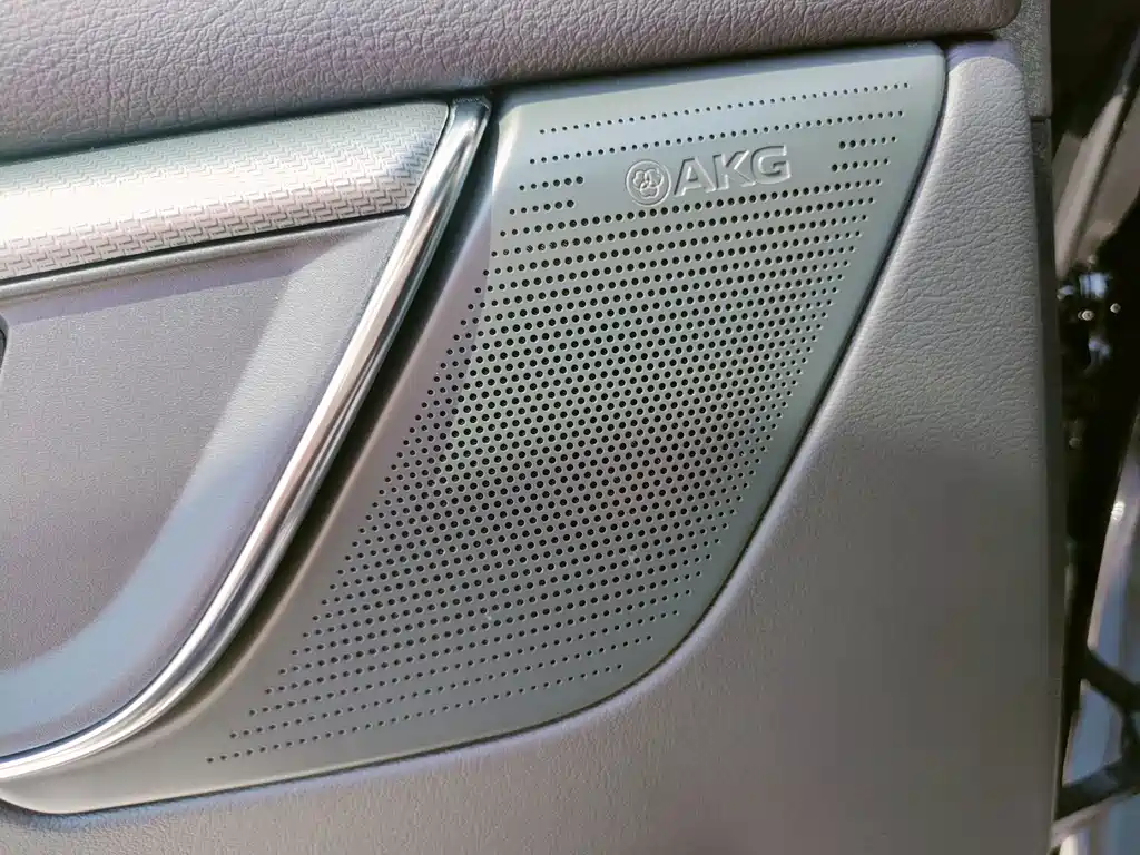 Cadillac CT5 — фото 26