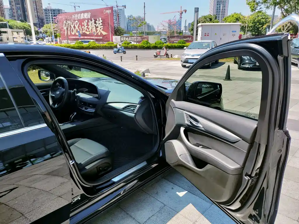 Cadillac CT5 — фото 28