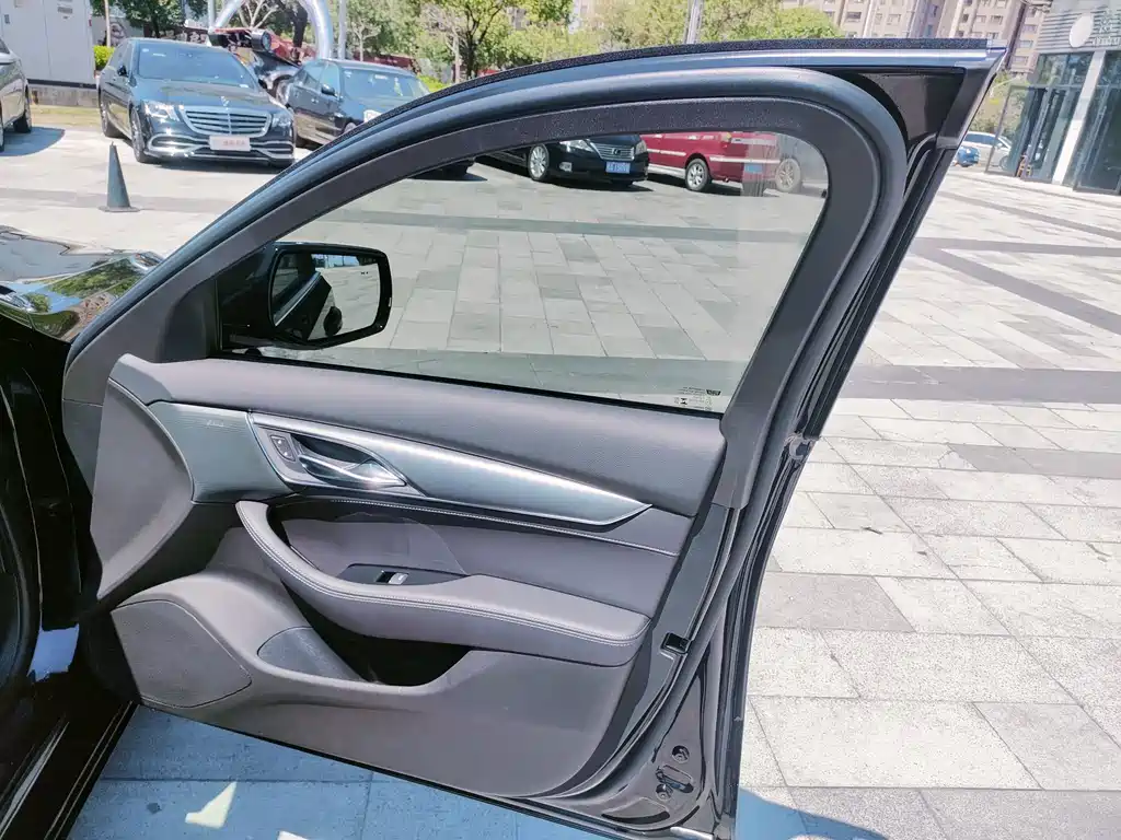 Cadillac CT5 — фото 29