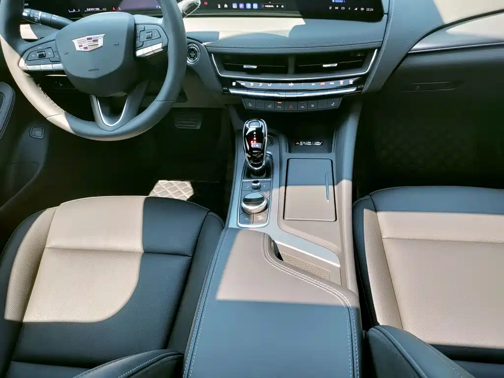 Cadillac CT5 — фото 36