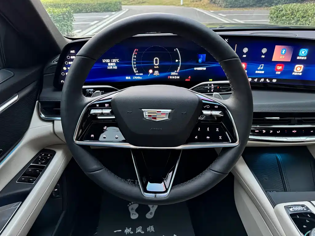 Cadillac CT6 — фото 20