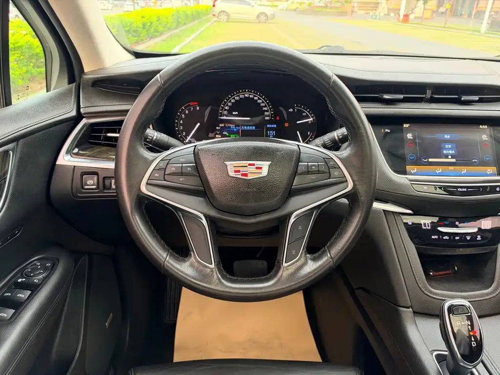Cadillac XT5 — фото 15