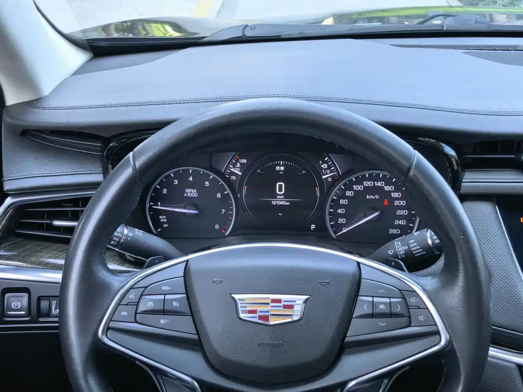 Cadillac XT5 — фото 18