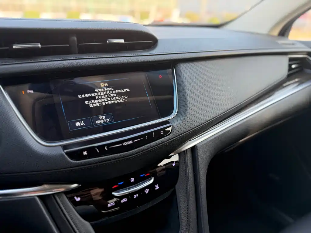 Cadillac XT5 — фото 18
