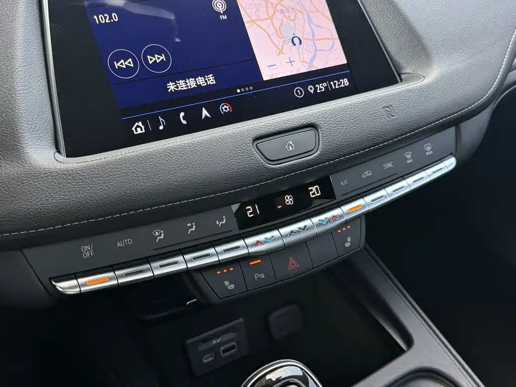 Cadillac XT4 — фото 8