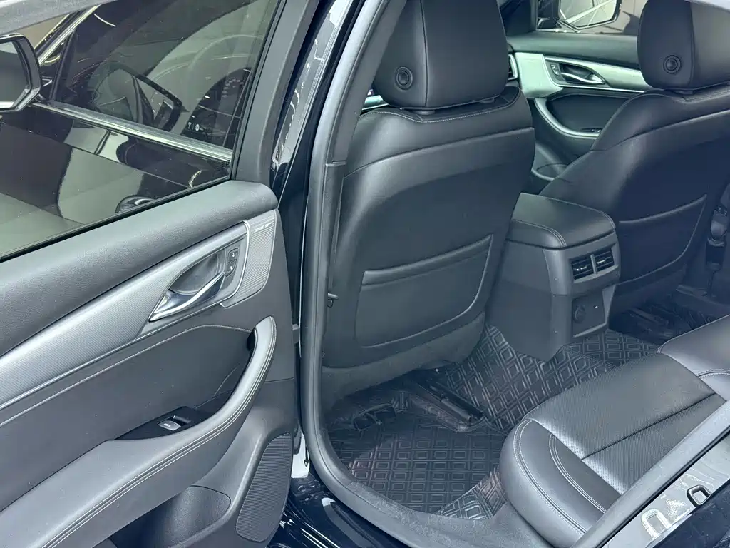 Cadillac CT5 — фото 8