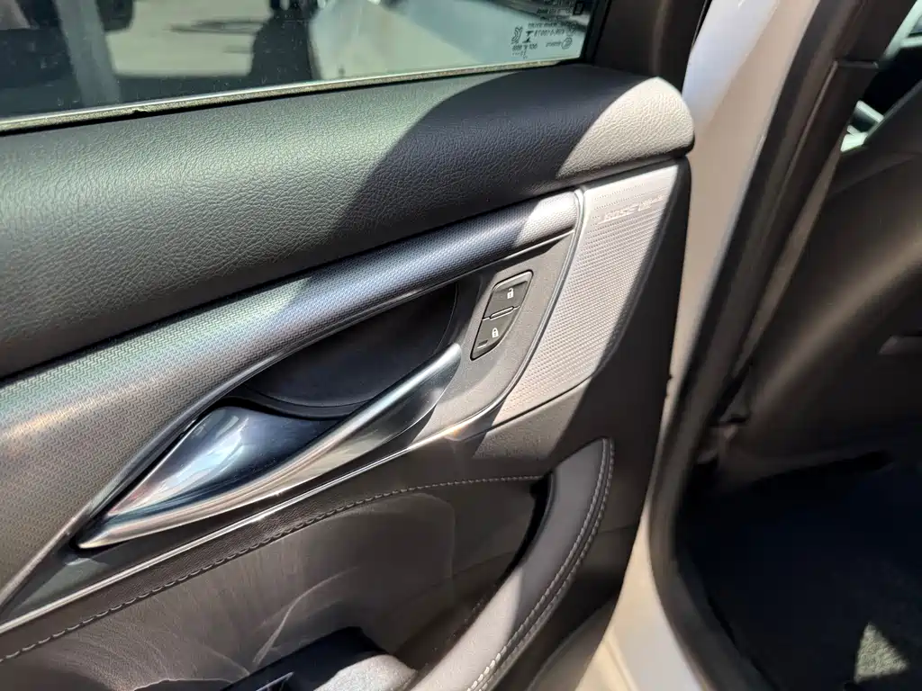 Cadillac CT5 — фото 27
