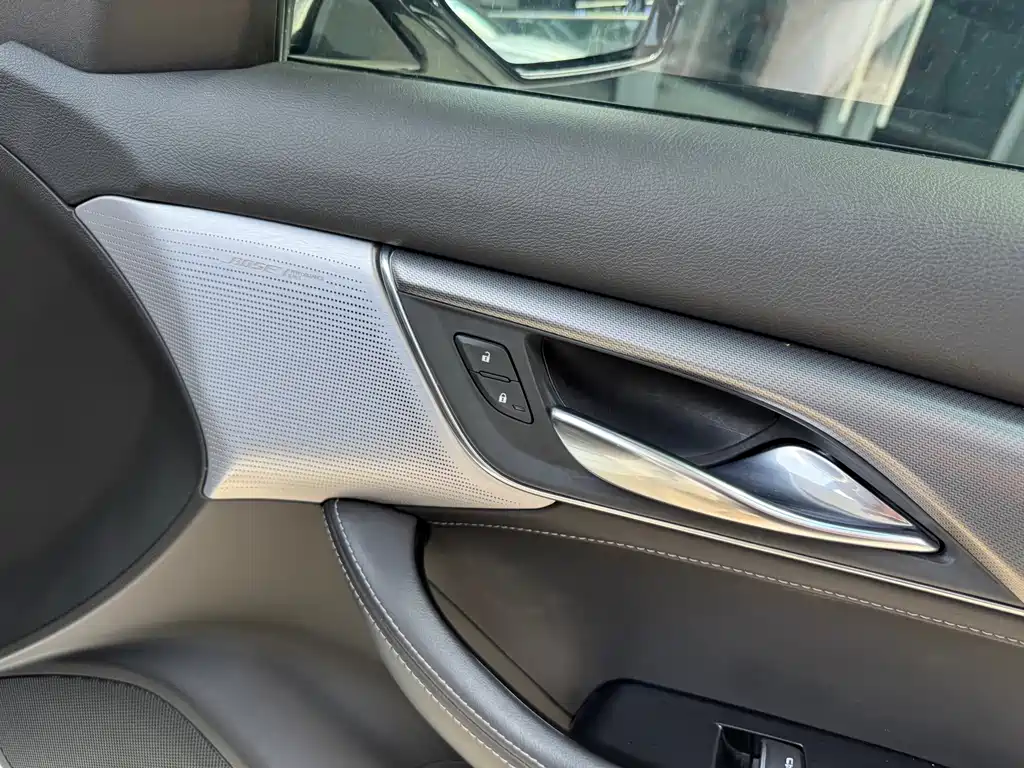Cadillac CT5 — фото 40