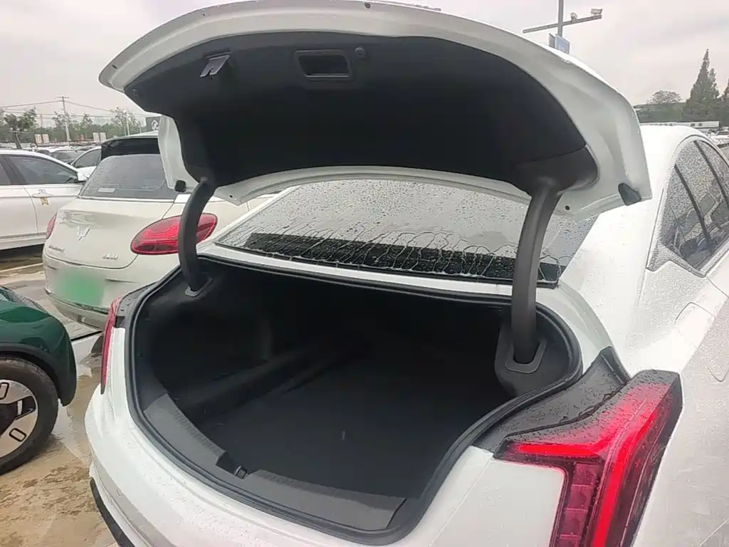 Cadillac CT5 — фото 19