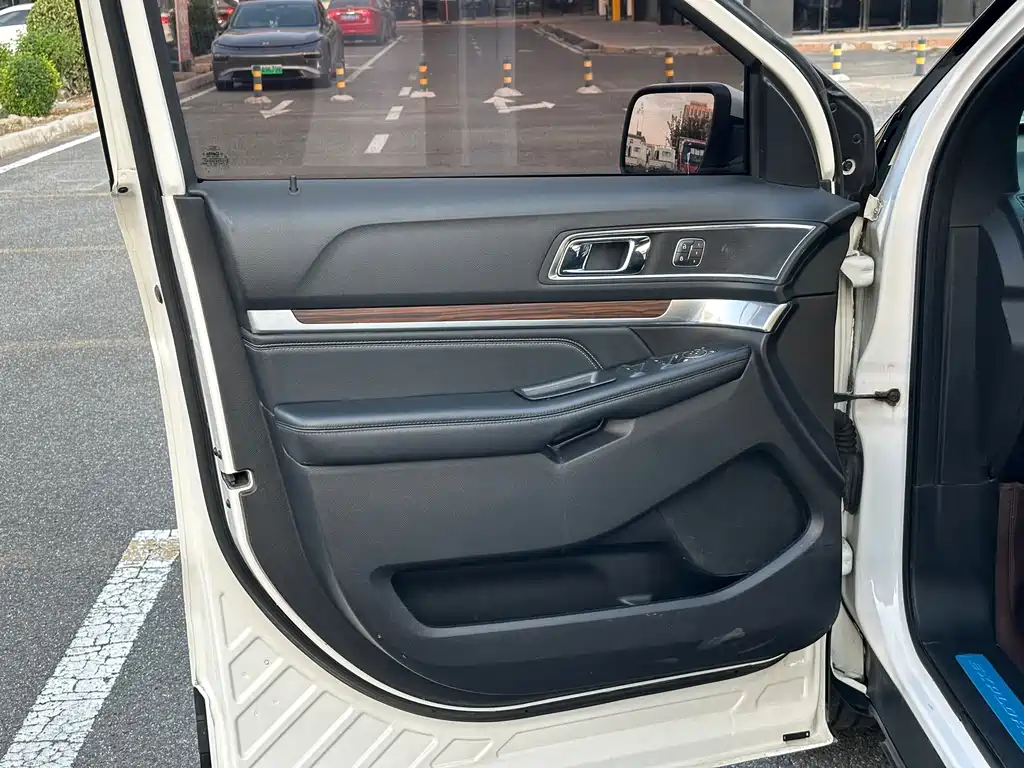 Ford Explorer (Import) — фото 13
