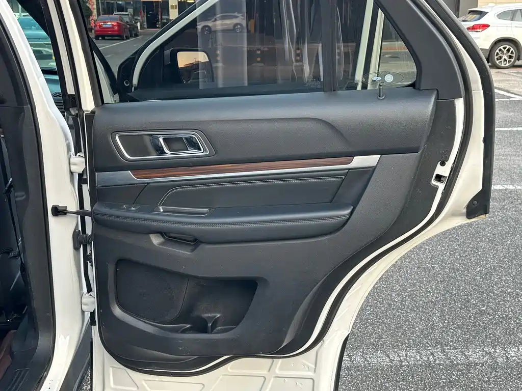 Ford Explorer (Import) — фото 16