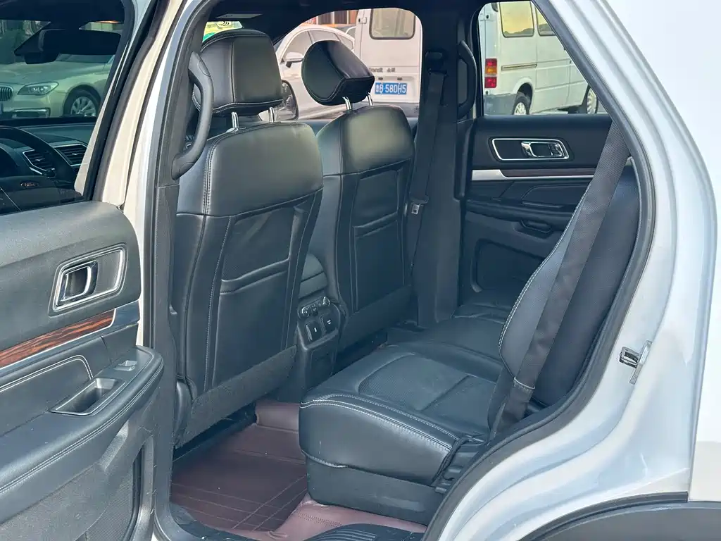 Ford Explorer (Import) — фото 8