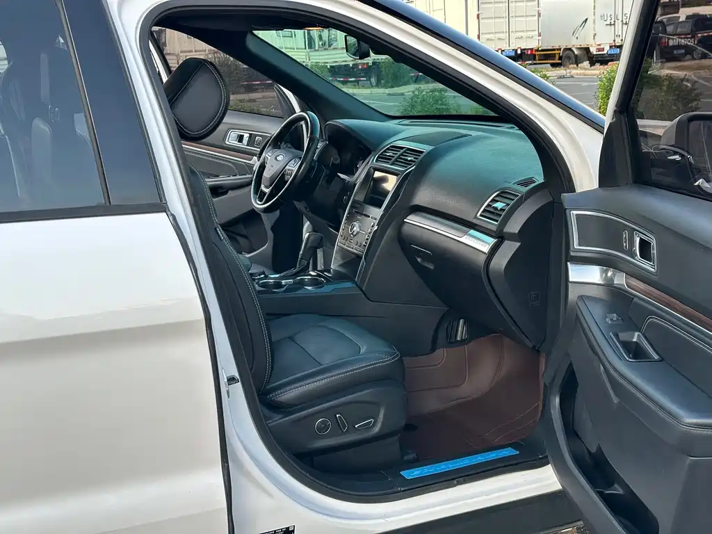 Ford Explorer (Import) — фото 9