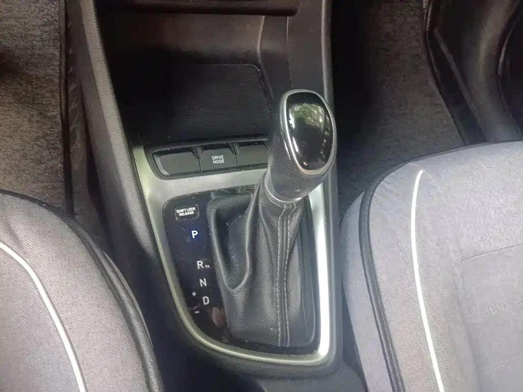 Hyundai Elantra — фото 15