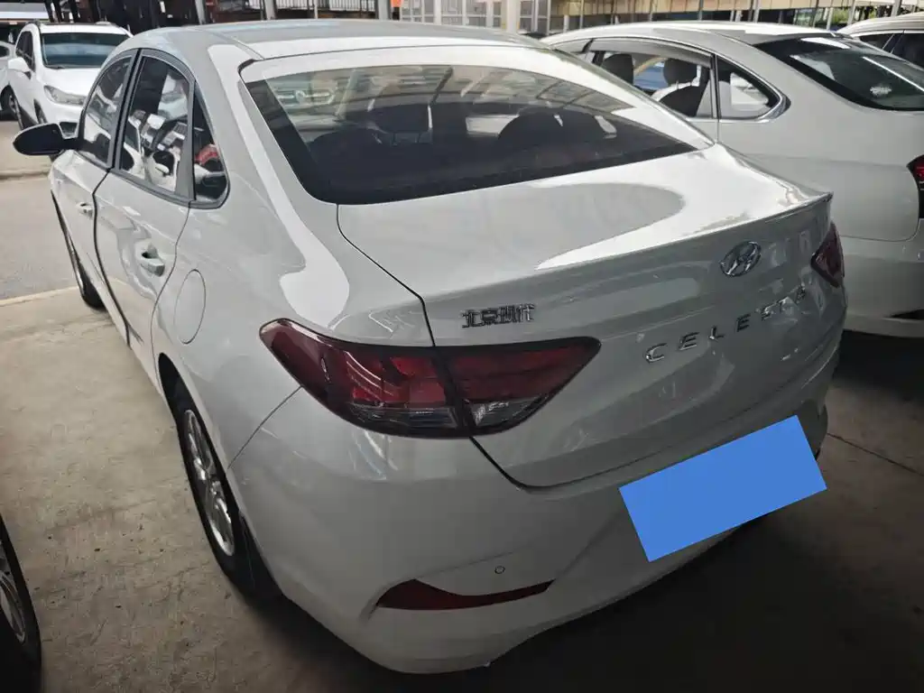 Hyundai Elantra — фото 15