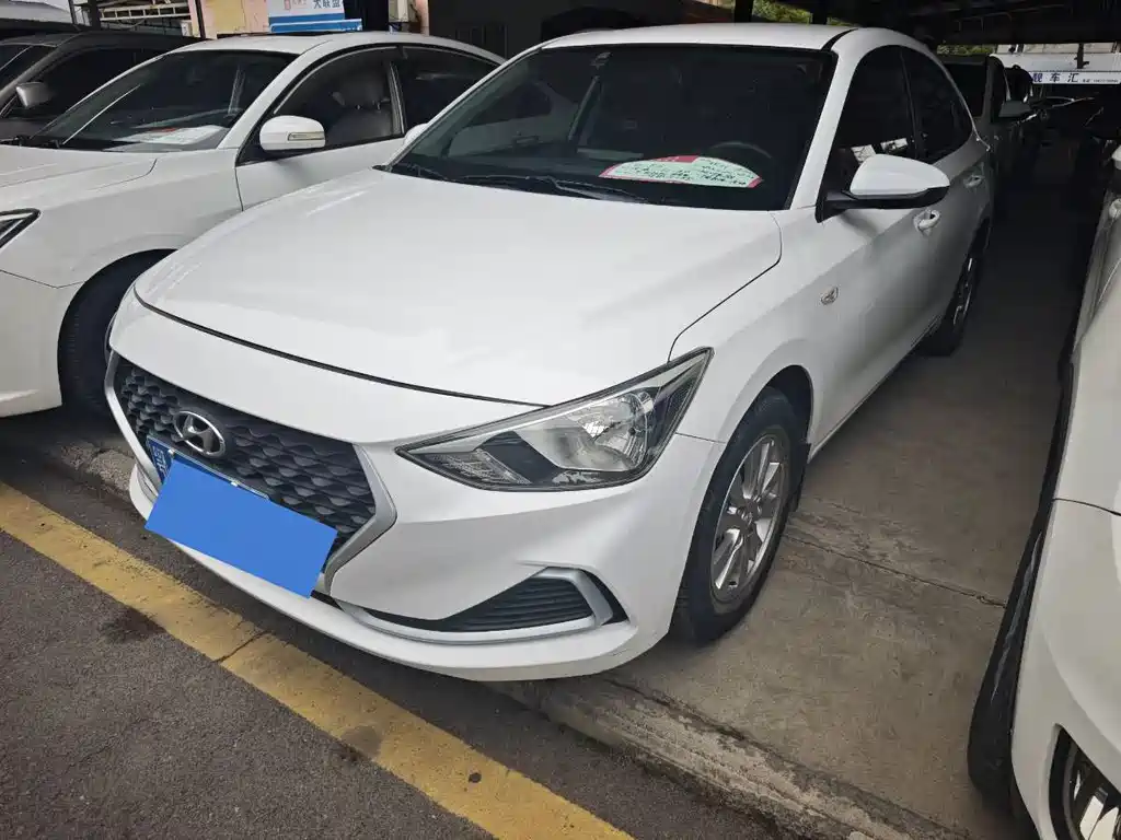 Hyundai Elantra — фото 1