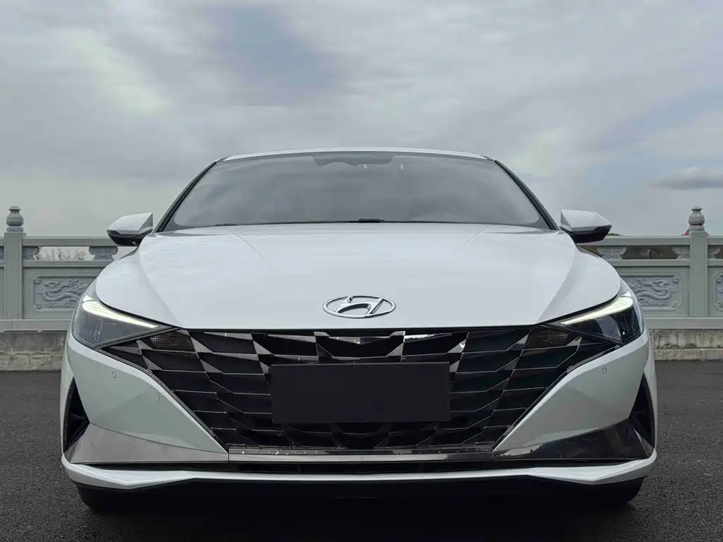 Hyundai Elantra — фото 2