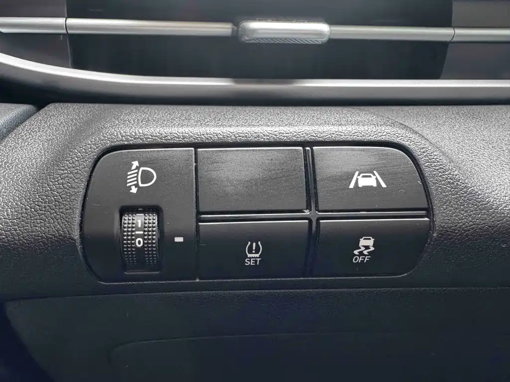 Hyundai Elantra — фото 11