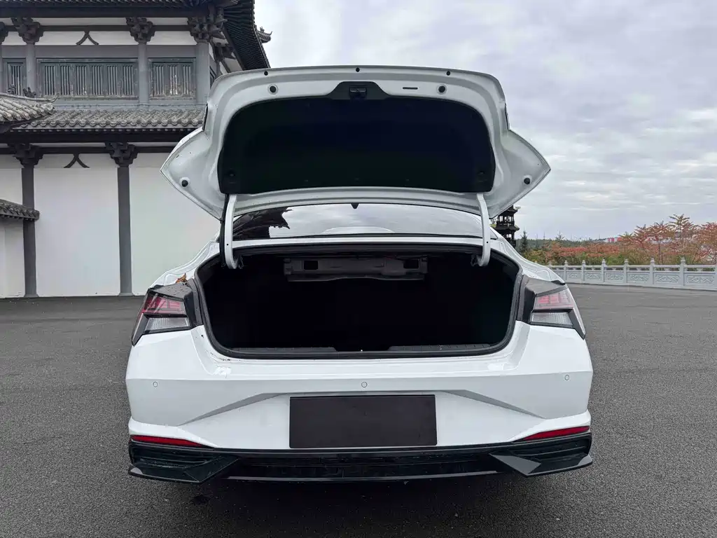 Hyundai Elantra — фото 21