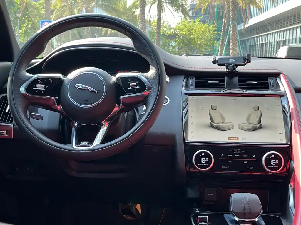 Jaguar E-PACE — фото 11