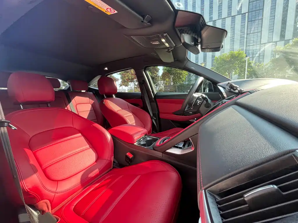 Jaguar E-PACE — фото 14