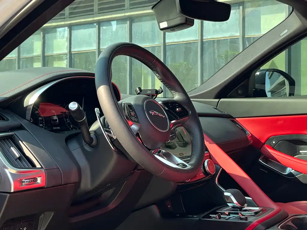 Jaguar E-PACE — фото 10