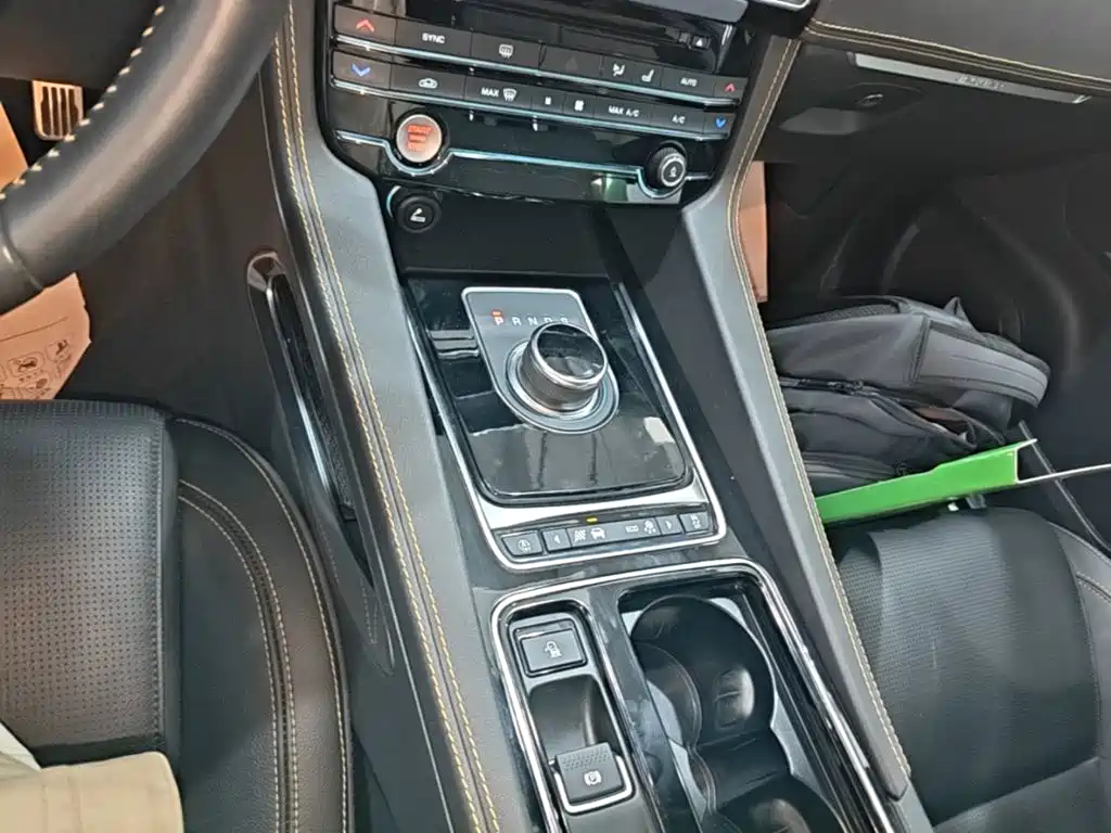Jaguar F-PACE — фото 14