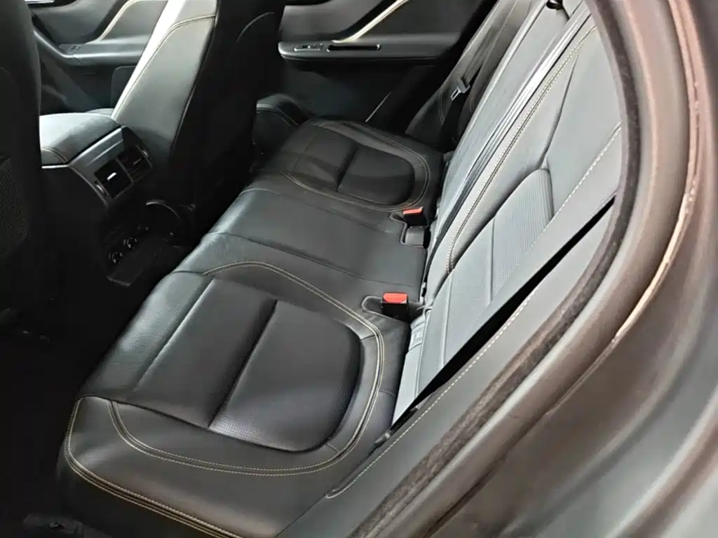 Jaguar F-PACE — фото 17