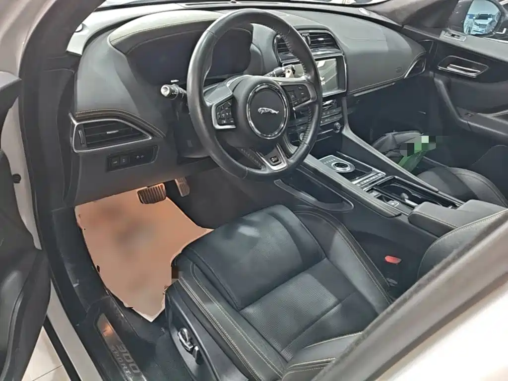 Jaguar F-PACE — фото 10