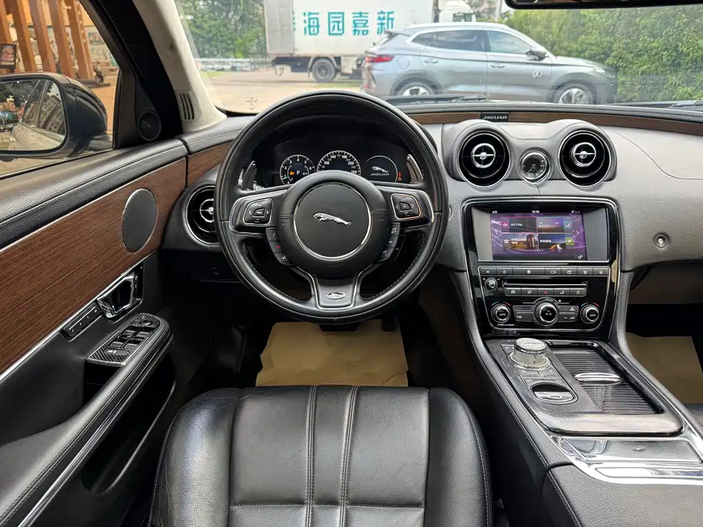 Jaguar XJ — фото 16