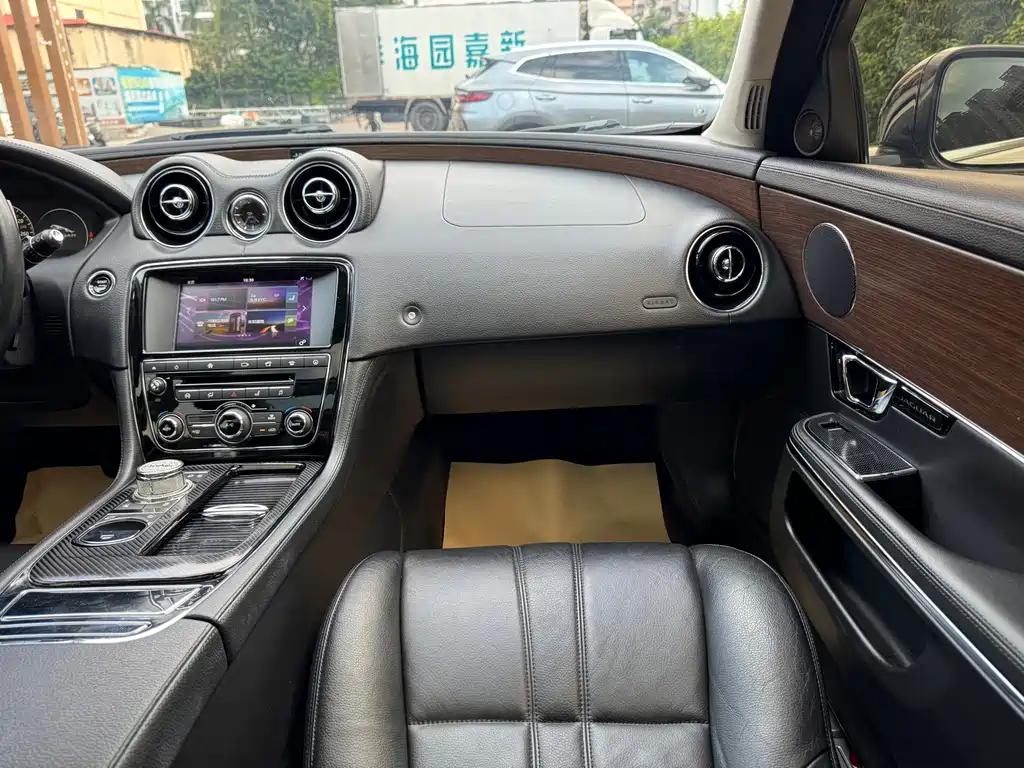 Jaguar XJ — фото 17