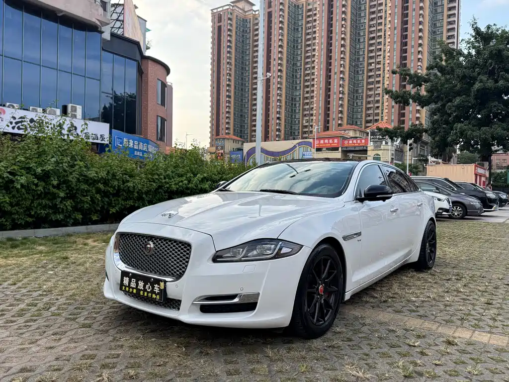 Jaguar XJ