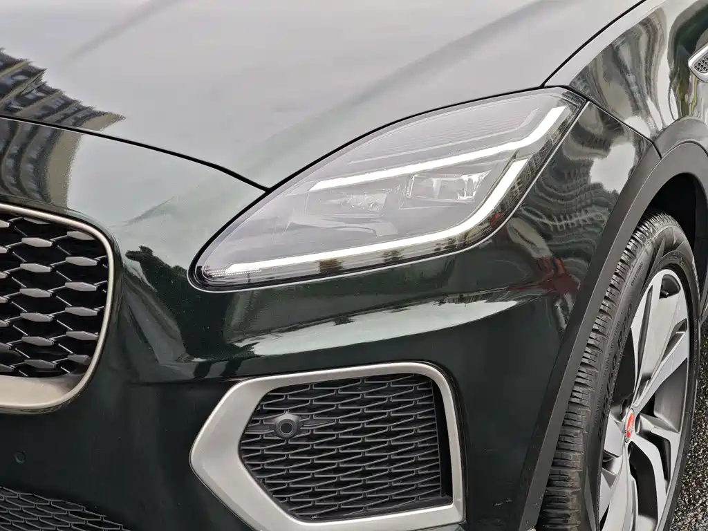 Jaguar E-PACE — фото 11