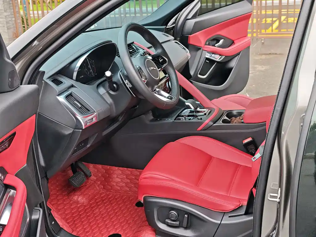 Jaguar E-PACE — фото 13