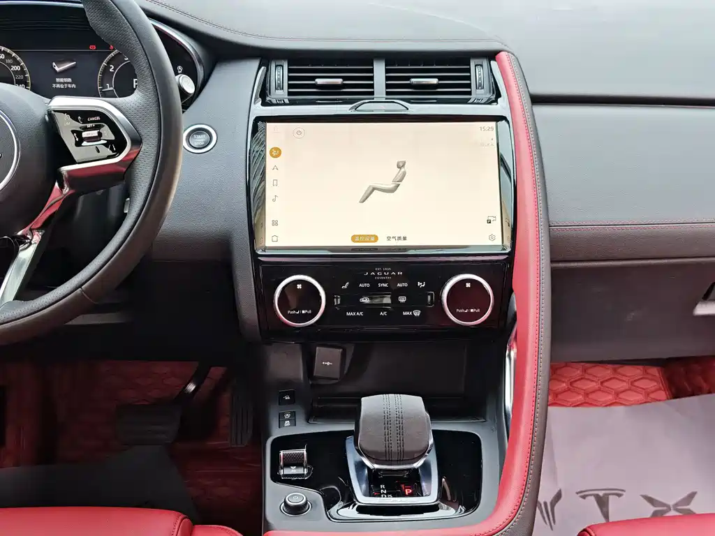 Jaguar E-PACE — фото 14