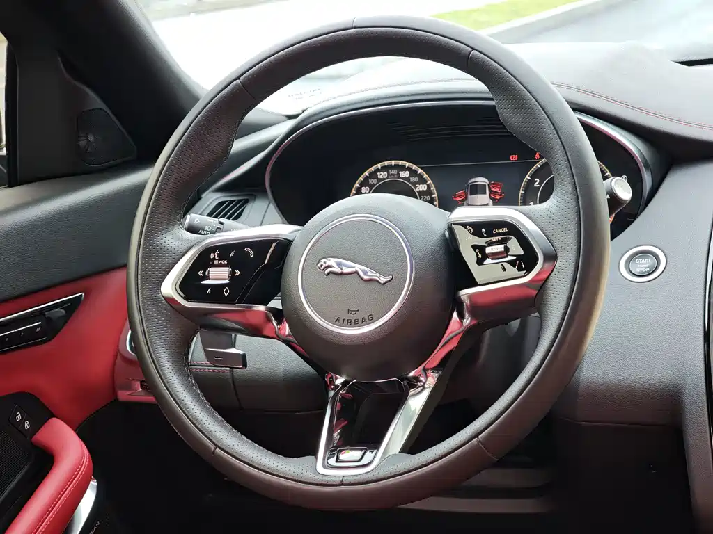 Jaguar E-PACE — фото 15