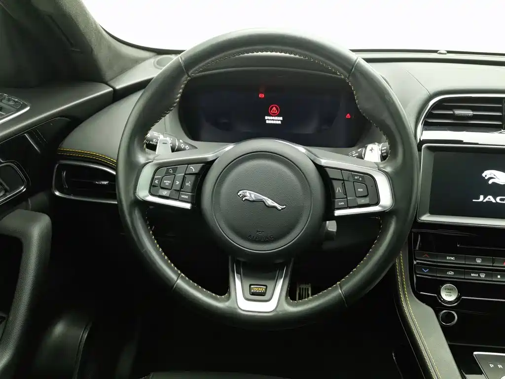 Jaguar F-PACE — фото 11