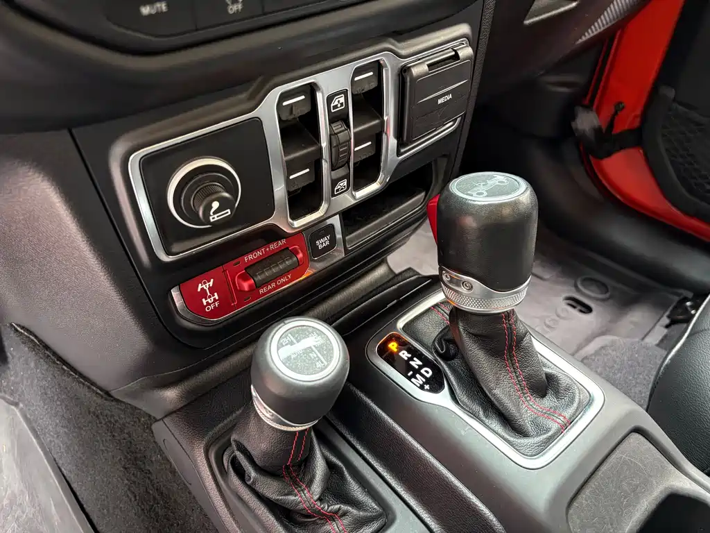 Jeep Wrangler — фото 15